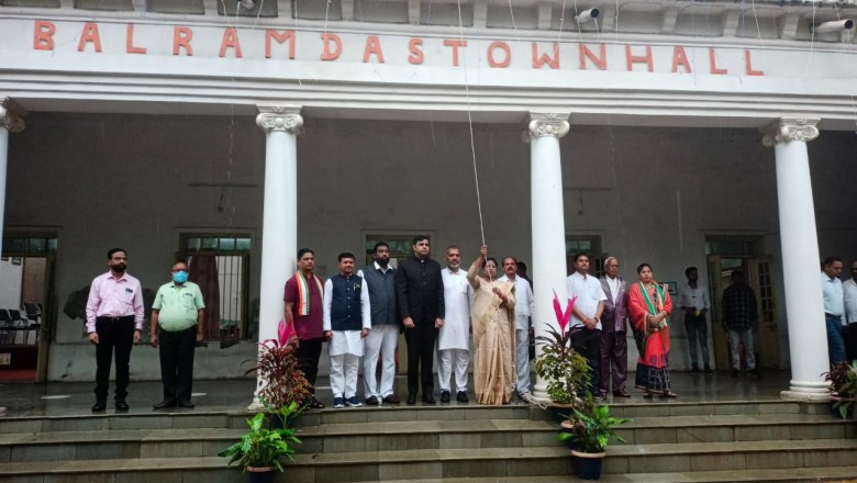 स्वतंत्रता दिवस पर निगम में महापौर द्वारा ध्वजारोहण, गौरव स्थल में की  गयी पुष्पांजलि