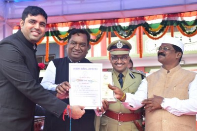 जिले के प्रभारी मंत्री श्री अमरजीत भगत ने स्वतंत्रता दिवस मुख्य समारोह में उत्कृष्ट कार्य करने वाले अधिकारियों-कर्मचारियों को किया सम्मानित