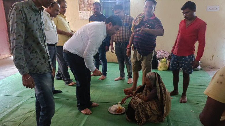 महापौर ने सामुदायिक भवन में शिफ्ट बाढ़ प्रभावित 13 परिवार के 60 लोगो को भोजन पैकेट वितरित किया:
