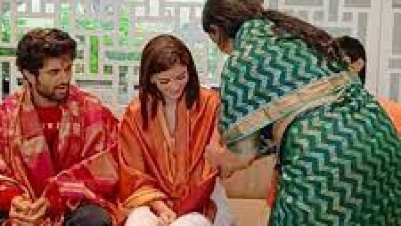 फिल्म ‘लाइगर’ की रिलीज से पहले विजय देवरकोंडा के साथ उनके घर पहुंची एक्ट्रेस अनन्या पांडे, पूजा कर एक्टर की मां से लिया आशीर्वाद …