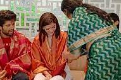 फिल्म ‘लाइगर’ की रिलीज से पहले विजय देवरकोंडा के साथ उनके घर पहुंची एक्ट्रेस अनन्या पांडे, पूजा कर एक्टर की मां से लिया आशीर्वाद …