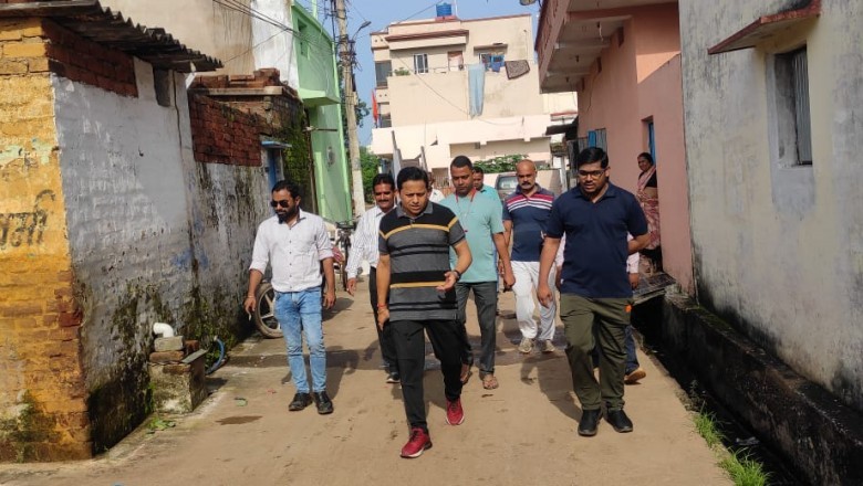 आर्य नगर कोहका में निरीक्षण के दौरान आयुक्त लोकेश चंद्राकर ने पानी निकासी हेतु नाली निर्माण के दिए निर्देश, हेल्थ एंड वैलनेस सेंटर का भी किया निरीक्षण