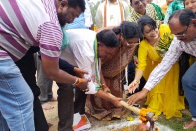 वार्ड नं. 13 के नुरानी मंजिल सामुदायिक भवन में बाउण्ड्रीवाल निर्माण कार्य का महापौर ने किया भूमिपूजन