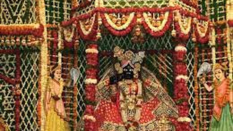 इधर श्रद्धालुओ  का घुट रहा था दम, उधर वीडियो बना रहे थे अधिकारी, जानिए बांके बिहारी मंदिर में हादसे का दूसरा सच…