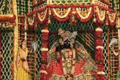 इधर श्रद्धालुओ  का घुट रहा था दम, उधर वीडियो बना रहे थे अधिकारी, जानिए बांके बिहारी मंदिर में हादसे का दूसरा सच…
