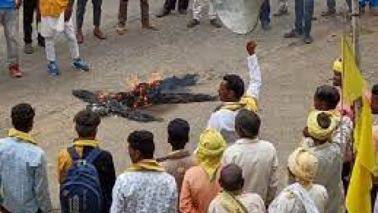 कमलनाथ के गृह जिले छिंदवाड़ा में चल रहा धर्म परिवर्तन का खेल, लालच और धमकाकर करवाया जा रहा आदिवासियों का धर्म परिवर्तन, कार्रवाई की मांग को लेकर थाने पहुंचे ग्रामीण