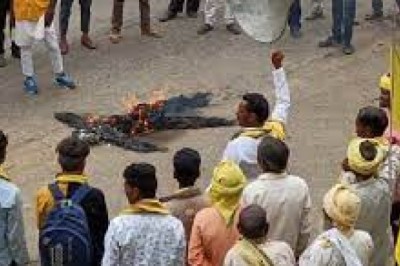 कमलनाथ के गृह जिले छिंदवाड़ा में चल रहा धर्म परिवर्तन का खेल, लालच और धमकाकर करवाया जा रहा आदिवासियों का धर्म परिवर्तन, कार्रवाई की मांग को लेकर थाने पहुंचे ग्रामीण