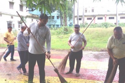 कलेक्टर की उपस्थिति में नगर निगम में चला स्वच्छता अभियान