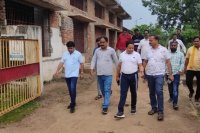 शहर के अंतिम वार्ड हुडको में सफाई व्यवस्था का निगम आयुक्त लोकेश चंद्राकर ने लिया जायजा, सरोवर का भी किया निरीक्षण