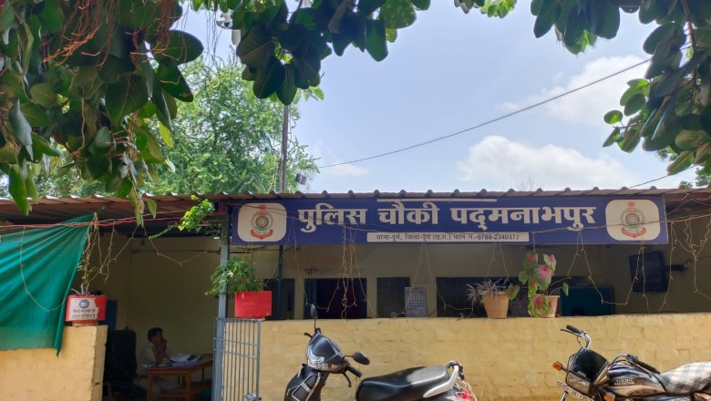 दुर्ग जिले के चौकी पदमनाभपुर में महिला शौचालय तक नहीं, लगाने पड़ते हैं जुगाड़