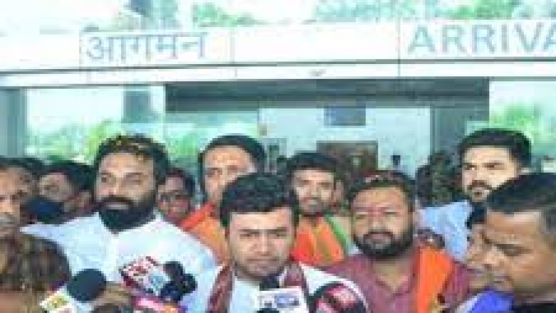 आधी रात को युवाओं का हौसला अफजाई करने निकले बृजमोहन, अलग-अलग जगहों पर ठहरे कार्यकर्ताओं से की मुलाकात, जमकर लगवाए नारे