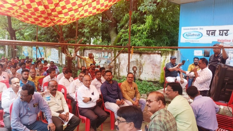 अनिश्चित कालीन हड़ताल के चौथे दिवस कर्मचारी, अधिकारियों द्बारा मंच में देशभक्ति गीतों के साथ आयोजित कार्यक्रम से अपनी मांगो को लेकर दिखा उत्साह: