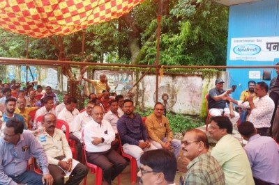 अनिश्चित कालीन हड़ताल के चौथे दिवस कर्मचारी, अधिकारियों द्बारा मंच में देशभक्ति गीतों के साथ आयोजित कार्यक्रम से अपनी मांगो को लेकर दिखा उत्साह: