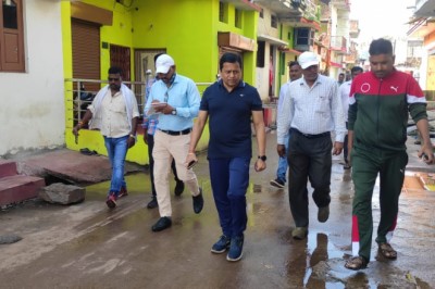 जनजागरूकता अभियान : 3 दिनों से डायरिया प्रभावित क्षेत्र में निगम की टीम मुस्तैद ;निगम आयुक्त लोकेश चंद्राकर ने पीड़ित परिवारों से की मुलाकात