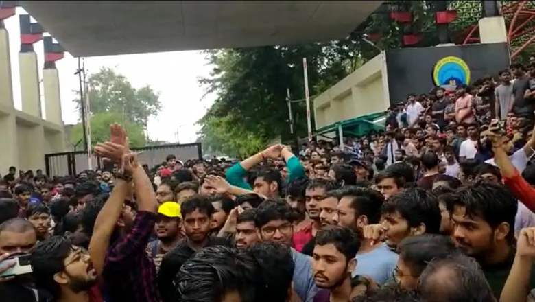 75 प्रतिशत अटेंडेंस कंपलसरी करने के विरोध में मैनिट में छात्रों का हंगामा, 300 से ज्यादा छात्रों ने दोनों गेट पर जड़ा ताला