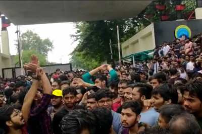 75 प्रतिशत अटेंडेंस कंपलसरी करने के विरोध में मैनिट में छात्रों का हंगामा, 300 से ज्यादा छात्रों ने दोनों गेट पर जड़ा ताला