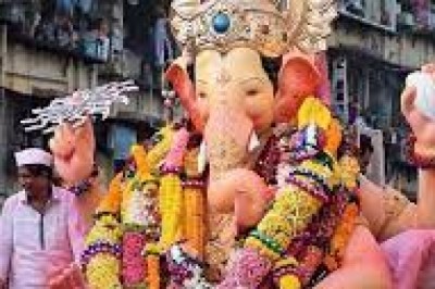 लालबाग के राजा : एक झलक पाने को बेकरार लोग, 88 साल पहले हुई थी इस पंडाल की स्थापना, जानिए क्या है लालबाग के राजा की कहानी