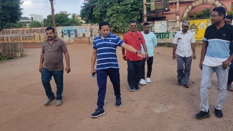 वैशाली नगर के प्रमुख मार्केट क्षेत्र का निगम आयुक्त ने किया निरीक्षण, गोल मार्केट सहित सांस्कृतिक भवन का निगम आयुक्त लोकेश चंद्राकर ने निरीक्षण कर सफाई व्यवस्था का लिया जायजा