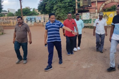 वैशाली नगर के प्रमुख मार्केट क्षेत्र का निगम आयुक्त ने किया निरीक्षण, गोल मार्केट सहित सांस्कृतिक भवन का निगम आयुक्त लोकेश चंद्राकर ने निरीक्षण कर सफाई व्यवस्था का लिया जायजा