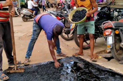 गणेश पर्व को देखते हुये शहर के गड्ढो में पेच वर्क जारी, विद्युत व सफाई व्यवस्था दुरूस्त करने आयुक्त ने दिये निर्देश