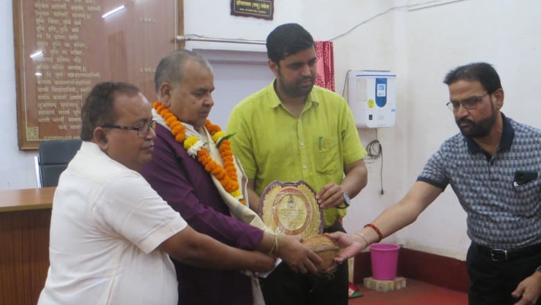 सेवानिवृत्त होने पर सहायक राजस्व निरीक्षक श्री रमाकांत शर्मा एवं भृत्य श्रीमती देविका बाई को निगम में दी गई बिदाई