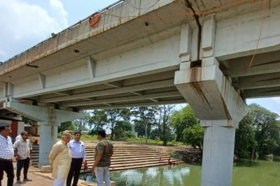 शिवनाथ तट समेत शहर के विसर्जन कुंड की व्यवस्था देखने पहुंचे विधायक व महापौर