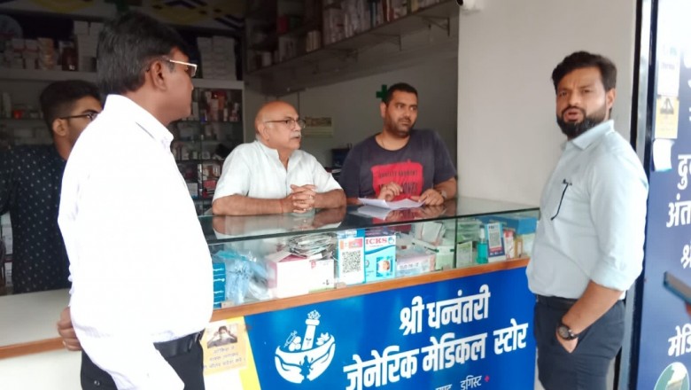 जनहितैषी धन्वन्तरि जेनेरिक मेडिकल स्टोर का कलेक्टर ने किया औचक निरीक्षण