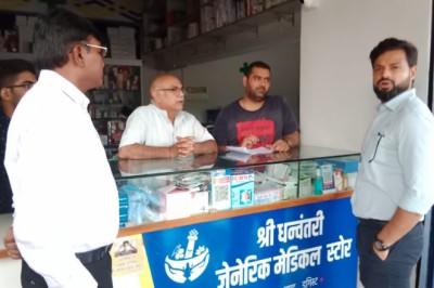 जनहितैषी धन्वन्तरि जेनेरिक मेडिकल स्टोर का कलेक्टर ने किया औचक निरीक्षण