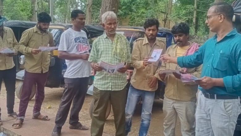 नागरिकों को आत्महत्या रोकथाम के प्रति किया जा रहा जागरूक  शहर में लोगों को दी जा रही आत्महत्या रोकथाम विवरण पुस्तिका