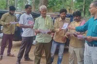 नागरिकों को आत्महत्या रोकथाम के प्रति किया जा रहा जागरूक  शहर में लोगों को दी जा रही आत्महत्या रोकथाम विवरण पुस्तिका