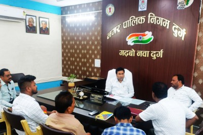 स्वच्छता निरीक्षक,सफाई दरोगा सहित सुपरवाइर गंभीरता से कार्य करे,सफाई कार्य में लापरवाही बरतने वालो पर कड़ी कार्यवाही करे:महापौर