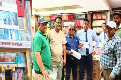 प्रतिबंधित पालिथीन उपयोग करने पर निगम का बड़ा एक्शन  शिवम अटायर्स प्रा.ली.में मारा छापा, लिया 25 हज़ार का जुर्माना