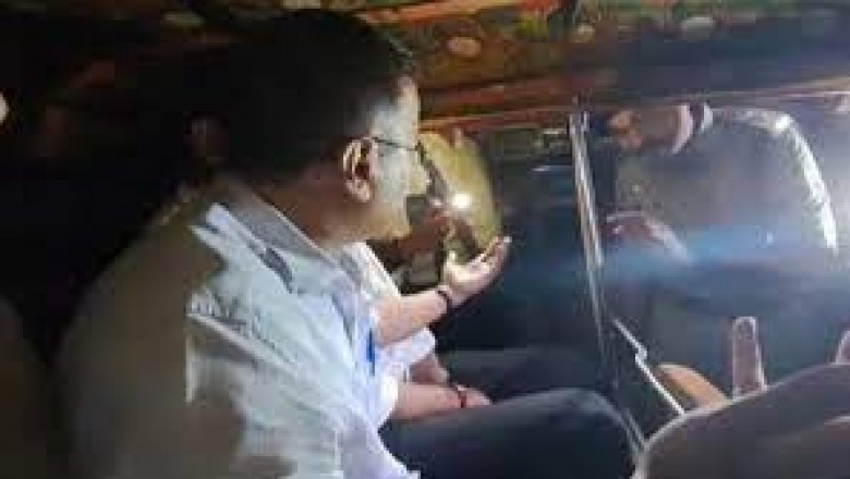 ऑटो में दिल्ली के CM अरविंद केजरीवाल, पीछे-पीछे गुजरात पुलिस