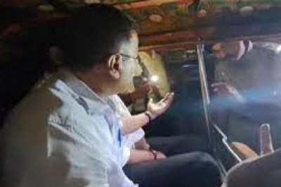 ऑटो में दिल्ली के CM अरविंद केजरीवाल, पीछे-पीछे गुजरात पुलिस