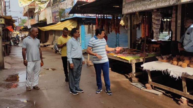 सुपेला के हार्डवेयर लाइन का निगम आयुक्त लोकेश चंद्राकर ने किया निरीक्षण, सड़क बाधा करते हुए अपने दुकान के बाहर अतिरिक्त सामग्री रखकर व्यवसाय करने वालों को जारी होगा नोटिस