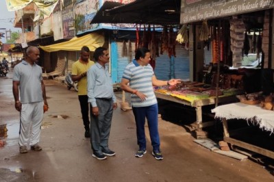 सुपेला के हार्डवेयर लाइन का निगम आयुक्त लोकेश चंद्राकर ने किया निरीक्षण, सड़क बाधा करते हुए अपने दुकान के बाहर अतिरिक्त सामग्री रखकर व्यवसाय करने वालों को जारी होगा नोटिस