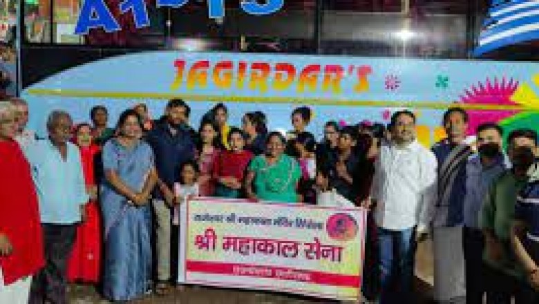 4 दिवसीय महाकाल यात्रा के लिये बस को महापौर ने हरी झंडी दिखकर किया रवाना