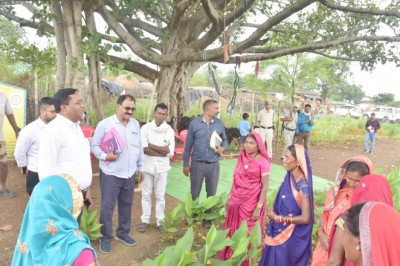 सहसपुर गौठान में महिला समूह द्वारा किए जा रहे प्रयासों को देखकर कलेक्टर ने की खुशी जाहिर