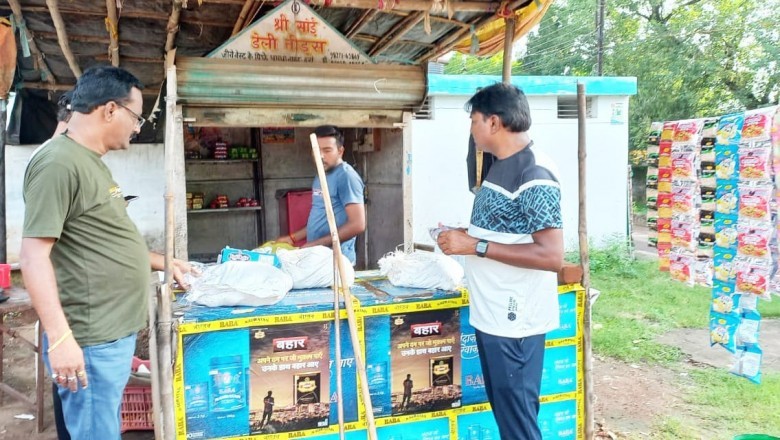 ग्राहक बनकर पहुँचे आयुक्त,प्रतिबंध के बाद भी पानी पाऊच बेच रहा था दुकानदार: