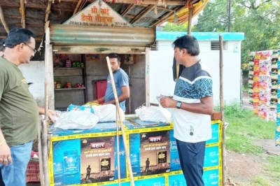 ग्राहक बनकर पहुँचे आयुक्त,प्रतिबंध के बाद भी पानी पाऊच बेच रहा था दुकानदार: