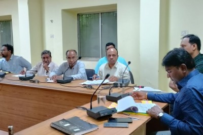 टीएल बैठक में आयुक्त ने अधिकारियों को निर्माण कार्यो में गति लाने निर्देशित किया