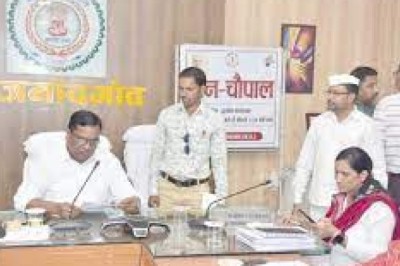 कलेक्टर ने जनचौपाल में तन्मयतापूर्वक जनसामान्य की समस्याओं को सुनकर समाधान के लिए अधिकारियों को दिए आवश्यक दिशा-निर्देश