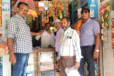 प्रतिबंधित प्लास्टिक के लिये निगम की टीम पहुची आज तुलसीपुर, मोतीपुर ढाबा क्षेत्र  7 दुकानदारों पर 3 हजार 3 सौ रूपये जुर्माना एवं 2 किलो सिंगल यूज प्लास्टिक की जप्ती