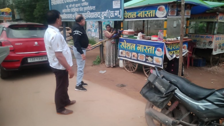 समझाइस का असर नही हुआ तो निगम ने बेदखली अभियान चलाकर यातायात को बाधित करने वाले ठेले खोमचे हटवाया: