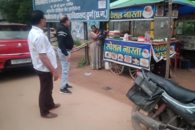 समझाइस का असर नही हुआ तो निगम ने बेदखली अभियान चलाकर यातायात को बाधित करने वाले ठेले खोमचे हटवाया: