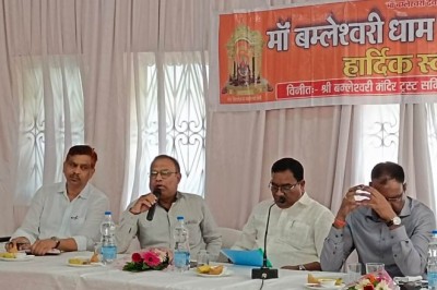कलेक्टर ने नवरात्रि पर्व को ध्यान में रखते हुए डोंगरगढ़ में मां बम्लेश्वरी मंदिर एवं मेला के लिए की जा रही व्यवस्था का किया मुआयना