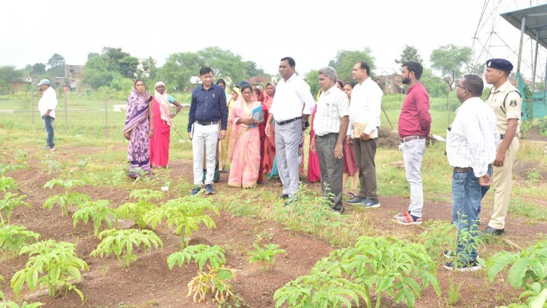 कलेक्टर ने राजनांदगांव विकासखंड के ग्राम चारभांठा, उप तहसील घुमका, शासकीय उच्चतर माध्यमिक शाला स्वामी आत्मानंद घुमका, ग्राम घुमका के गौठान का किया निरीक्षण