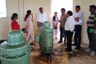 कलेक्टर ने डोंगरगांव विकासखंड के दर्री एनीकट पहुंचकर एनीकट से पानी बहाव के कारण फसल क्षति का लिया जायजा
