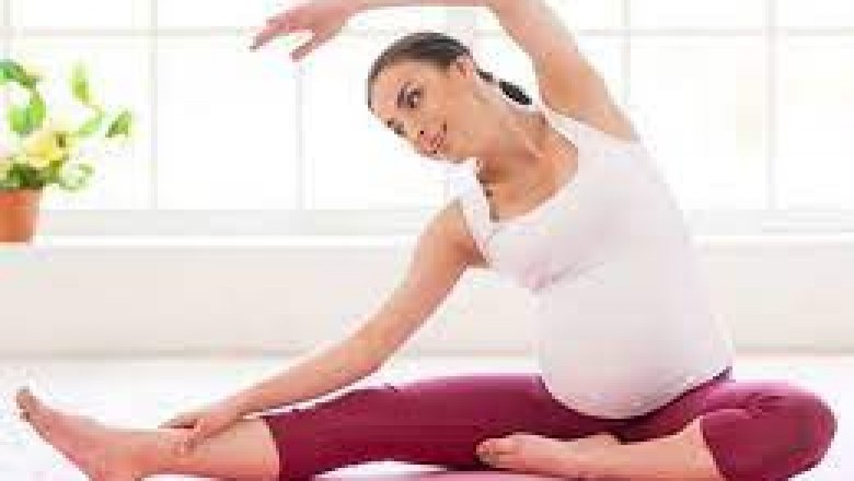 गर्भावती  माँ को दिया जा रहा है योग का प्रशिक्षण , ताकि मां-शिशु सुरक्षित रहें