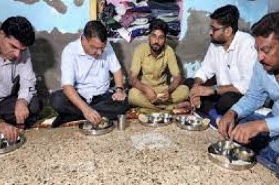 केजरीवाल के घर लंच पर पहुंचा सफाईकर्मी